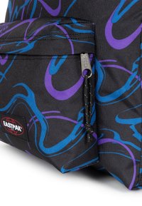 Borsa nera con motivi astratti blu e viola, dotata di una tasca frontale con zip e patch del logo Eastpak. Finitura in tessuto testurizzato.