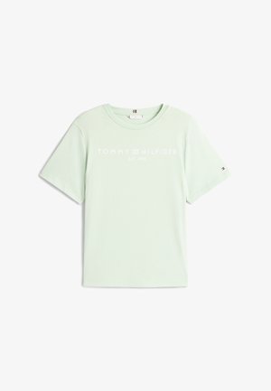 T-shirt vert menthe à manches courtes en coton doux, avec un logo blanc "TOMMY HILFIGER" et l'année de création imprimés sur le devant.