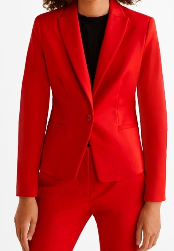 Rode getailleerde blazer met een enkele knoopsluiting, revers met inkeping en twee voorzakken, gecombineerd met bijpassende broek. Soepele textuur.
