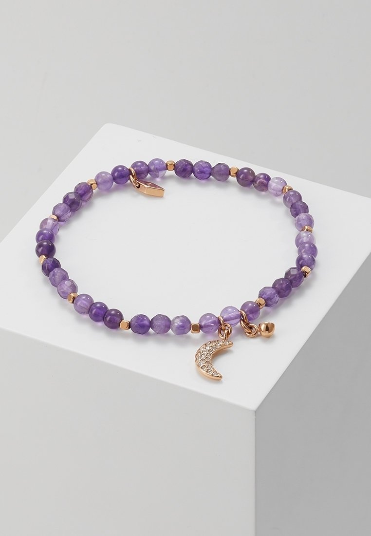 Bracelet avec des perles rondes polies en améthyste violette et de petits intercalaires dorés, orné d'un pendentif croissant de lune en or avec des cristaux incrustés.