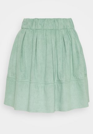 Gaiši zaļš, plankumains svārki ar elastīgu jostasvietu. Mīksta tekstūra un slāņaina dizaina ar redzamu šuvi uz apakšmalas.