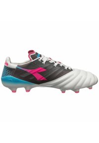 Scarpini da calcio bianchi e neri con accenti rosa e blu. Parte superiore texture con un design elegante e tacchetti modellati per la trazione.