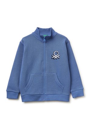 Blauer Sweatshirt mit durchgehendem Reißverschluss, Bündchen und Kragen aus Rippstrick, vorderer Kängurutasche sowie einem weiß-schwarzen, gestickten Logo auf der linken Brustseite.