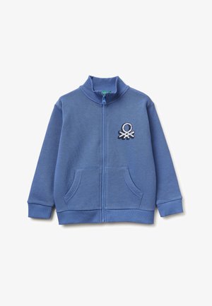 Sweat-shirt bleu zippé intégral avec poignets et col côtelés, poche kangourou à l'avant, et un logo brodé blanc et noir sur la poitrine gauche.
