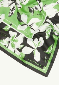 Jedwabna chusta z zielonym wzorem kwiatowym na czarnym tle, z kontrastującą białą ramką i nazwą marki w rogu.