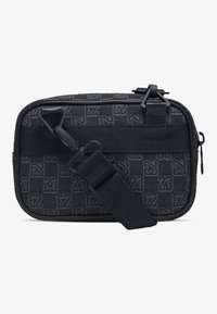 Čierna crossbody taška z látky so zipsom, so štvorcovým tvarom, vzorovanou textúrou, nastaviteľným popruhom a hladkými akcentmi.
