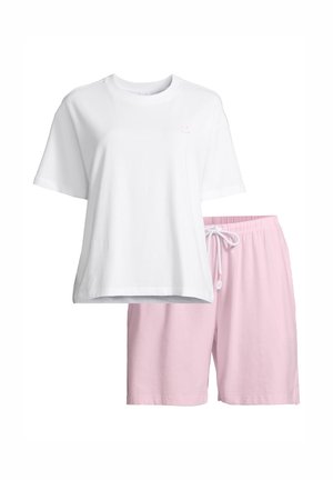 Biała koszulka z krótkim rękawem z małym różowym uśmiechniętym logo, zestawiona z jasnoróżowymi spodniami z cienkim ściągaczem, przedstawiona na jednolitym tle.