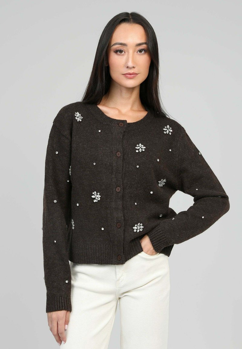 Gilet en tricot marron avec col rond, poignet à boutons, orné de motifs floraux et de strass, avec des poignets et un ourlet côtelés.