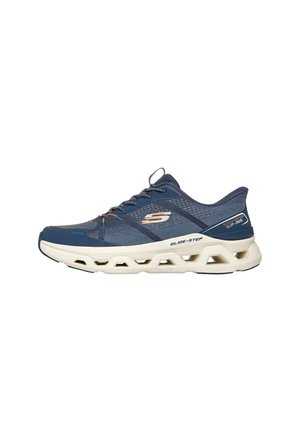 Zapatilla deportiva azul Skechers Glide-Step con suela beige y empeine de malla, con cierre de cordones y detalles de diseño tipo slip-in.