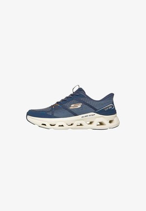Zapatilla deportiva azul Skechers Glide-Step con suela beige y empeine de malla, con cierre de cordones y detalles de diseño tipo slip-in.