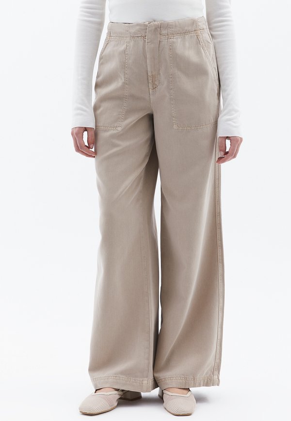 MIT WEIT SCHWINGENDER BEINFORM - Stoffhose - antik simply taupe