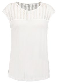 Vit topp med kort ärm som har ett meshnätpanel vid axlarna, rund halsringning och rak passform. Mjuk tygkvalitet med en slät textur.