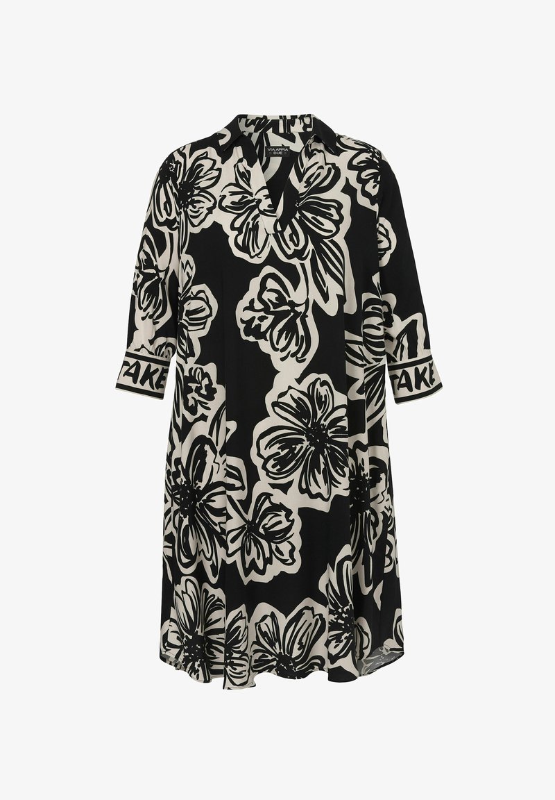 Zwart-witte bloemenjurk met een V-hals, driekwartmouwen en een losse pasvorm. Stof heeft een gladde textuur met zwarte accenten op de mouwen.