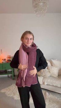 Écharpe bordeaux et rose clair drapée autour du cou, en tissu doux, présentant une transition de couleur dégradée et une texture lisse.