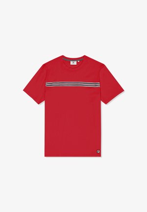 T-shirt rouge à manches courtes avec une bande horizontale blanche et noire traversant la poitrine et un petit patch logo sur l'ourlet inférieur.