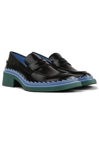 Mocassins en cuir verni noir avec doublure bleue, talon épais vert et détails en zigzag sur la semelle. Design classique avec des accents modernes.