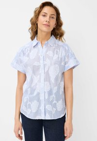 Korte mouwen knoopblouse in lichtblauw met bloemenpatroon, voorzien van een gestreepte textuur en een klassieke kraag.