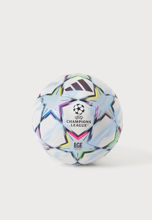 Balón de fútbol blanco de Adidas UEFA Champions League con un colorido patrón de estrellas y logotipos oficiales, mostrado sobre un fondo blanco liso.