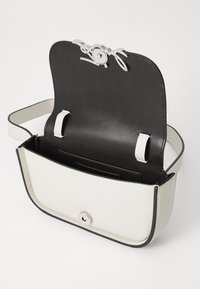 KARL LAGERFELD SIGNATURE BELT BAG - Torba čez telo - cement