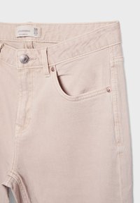 Ljust beige denimjeans med hög midja, framfickor och silverknappstängning. Har subtil textur och kontrasterande sömmar.