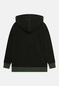 Svart fleece-hoodie med dragsko i huvan, ribbade gröna ärmslut och nederkant. Strukturerad tyg med en slät finish på innerfoder.