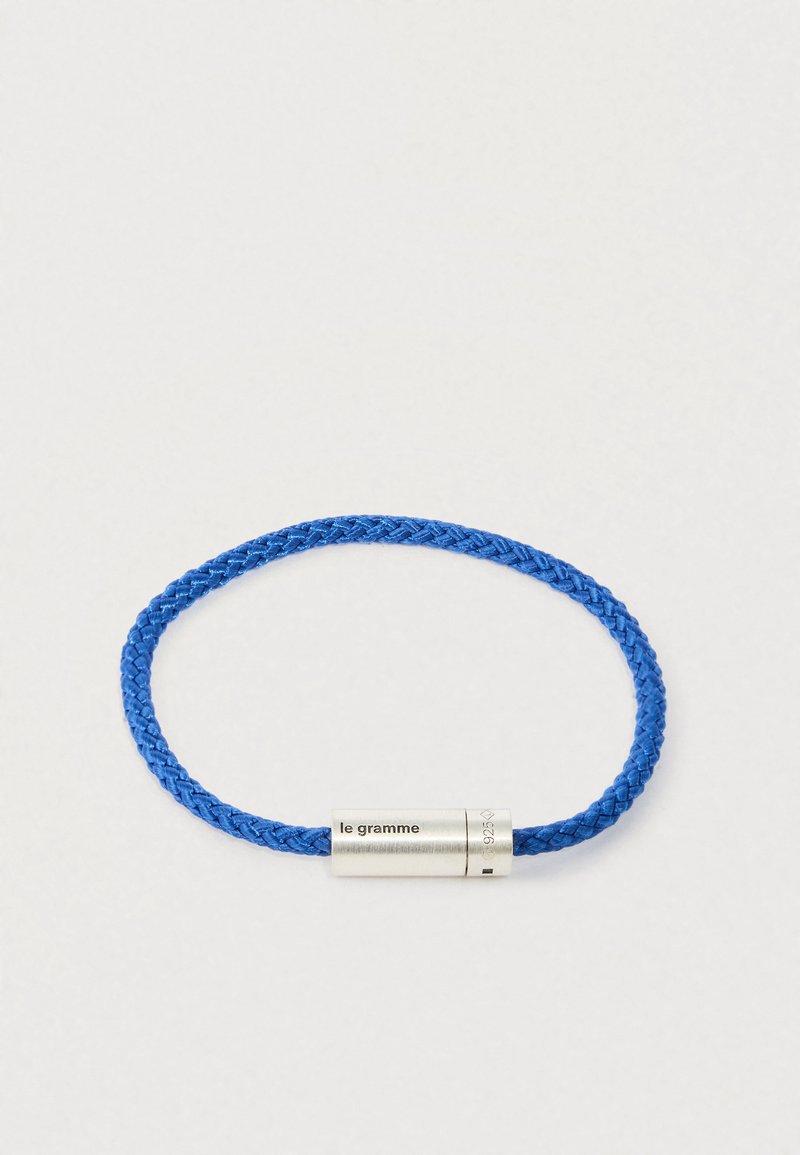 Zils pīta aukla ar sudraba cilindrisku aizdari, kas iegravēta ar "le gramme" un "925" zīmogu.