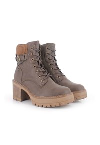 Botas de tobillo marrones con cordones, puño de punto, suela de goma con relieve y tacón cuadrado, que presentan ojales en tono dorado y un acento de cinta lateral.