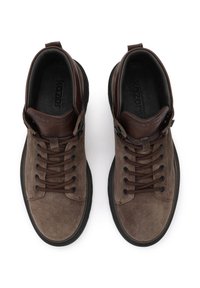 Pantofi înalți din suede maro, cu un finisaj texturat, accente din piele maro închis, șireturi rotunde și un tab lateral întărit la călcâi.