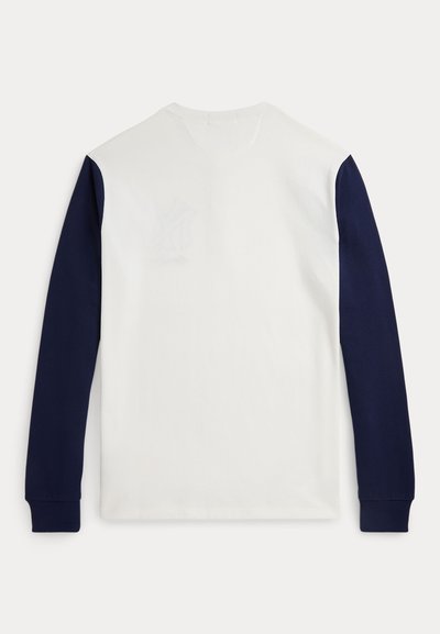 Chemise à manches longues avec un corps blanc et des manches bleu marine, en coton. Comprend un design de logo subtil à l'arrière.