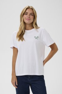 Weißes Baumwoll-T-Shirt mit kurzen Ärmeln, versehen mit einem kleinen grünen, gekreuzten Tennisschläger-Design auf der linken Brust. Schlicht, entspannter Schnitt.