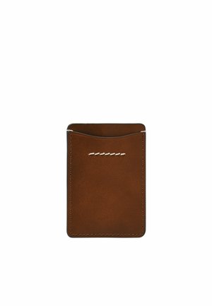 Brauner Lederkartenhalter mit glatter Oberfläche, abgerundetem oberen Rand und weißen Nähdetails auf der Vorderseite. Design mit einem einzigen Kartenfach.