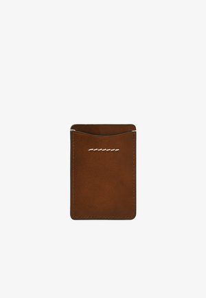 Portafoglio in pelle marrone con una texture liscia, bordo superiore arrotondato e dettaglio di cucitura bianca sul davanti. Design a singolo scomparto per le carte.