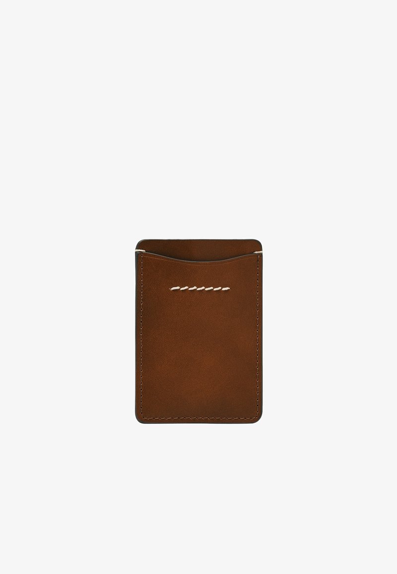 Porte-cartes en cuir marron avec une texture lisse, bord supérieur arrondi et des coutures blanches sur le devant. Design avec une seule fente pour cartes.