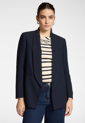 Marineblauw blazer met een getailleerd silhouet, een enkele knoopsluiting en zakken. Draag over een gestreepte top met een decoratieve halslijn.