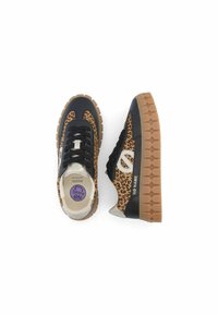 Zwart en tan sneakers met een luipaardprint, een chunky zool, textielstof en een zilveren accent aan de zijkant. Vetersluiting.