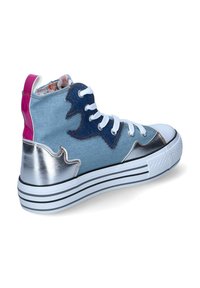High-Top-Sneaker aus denimblauem Material mit silbernen Akzenten, weißen Schnürsenkeln und einer pinken Fersenschlaufe. Gestreifte Gummisohle für besseren Halt.