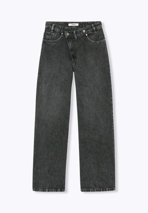 Jean noir délavé à coupe droite, avec fermeture à boutons et fermeture éclair à l'avant, passants pour ceinture, poches avant et arrière, posé à plat sur un fond blanc.