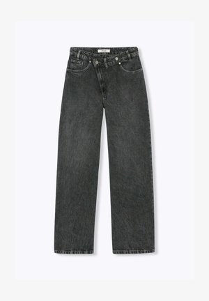 Jean noir délavé à coupe droite, avec fermeture à boutons et fermeture éclair à l'avant, passants pour ceinture, poches avant et arrière, posé à plat sur un fond blanc.