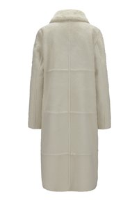 Langer, cremefarbener Mantel aus weichem, strukturiertem Stoff. Verfügt über einen weiten Kragen und eine gerade Silhouette mit sichtbaren Seitennähten.