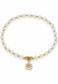 Parel- en goudkleurige kraaltjesarmband met afwisselend glanzende witte parels en gouden kralen, voorzien van een decoratieve gouden bedel met een sterpatroon.