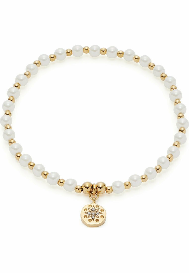 Parel- en goudkleurige kraaltjesarmband met afwisselend glanzende witte parels en gouden kralen, voorzien van een decoratieve gouden bedel met een sterpatroon.