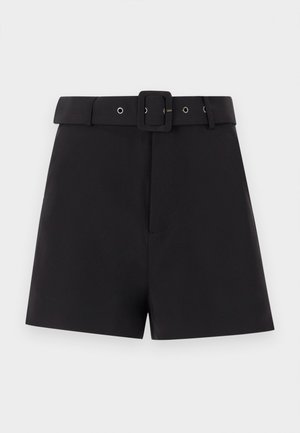 Pantalones cortos negros de tela suave con una cintura ancha con pasadores de cinturón y un cierre de hebilla cuadrada, diseñados con un ajuste entallado.