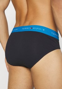 Tommy Hilfiger BRIEF 3 PACK - Klasični kroj - cerulean aqua/silver/fireworks