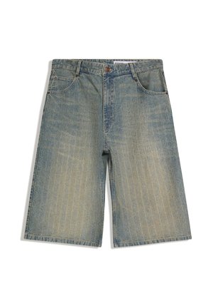 Farmer térd alatti rövidnadrágok elhalványult függőleges csíkokkal, elöl gombbal, cipzárral és öt zsebes kialakítással fehér háttéren.