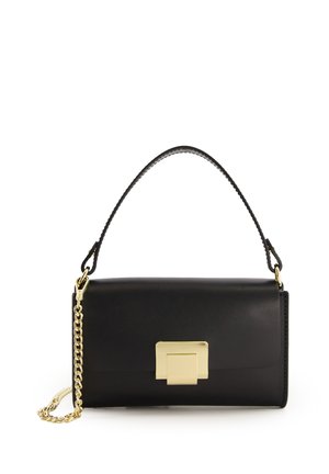 Schwarze Lederhandtasche mit einem goldenen geometrischen Verschluss, ausgestattet mit einem geflochtenen Kettenriemen und einer glatten Oberfläche, rechteckiger Form und strukturiertem Design.