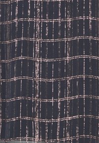 Tecido azul-marinho com um padrão de grelha feito de fios metálicos em prata e rosa-ouro, apresentando uma textura suave e um brilho subtil.