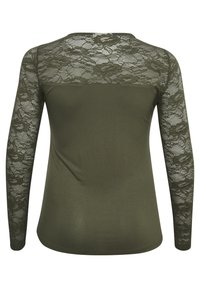 Pitkähihaisen paidan väri oliivinvihreä, jossa on kukallinen pitsi selässä ja hihoissa. Pehmeä kangas ja vartalonmyötäinen malli, jossa pyöreä pääntie.