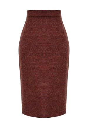 Czerwona spódnica ołówkowa wykonana z teksturowanej tkaniny; cechuje się wysokim stanem oraz dopasowanym krojem, zwężającym się do tuż ponad kolano.