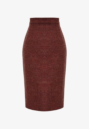 Czerwona spódnica ołówkowa wykonana z teksturowanej tkaniny; cechuje się wysokim stanem oraz dopasowanym krojem, zwężającym się do tuż ponad kolano.
