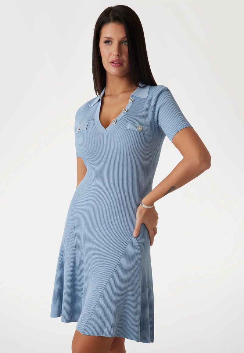 Guess PAULA POLO NECK  - Abito in maglia - hellblau